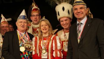 v.l.: Landtagsvizepräsident Edgar Moron, Prinz Sebastian I. mit Jungfrau Monika und Bauer Tobias aus Ober-Odenthal gemeinsam mit dem Landtagsabgeordneten Rainer Deppe