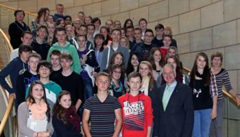 Gruppenfoto: Unter der Leitung ihrer Lehrerinnen Marlene Schauerte und Dietlind Wachenfeld-Puhl besuchten zwei 9er-Klassen des Paul-Klee-Gymnasiums aus Overath den rheinisch-bergischen Abgeordneten Rainer Deppe an seiner Wirkungsstätte im Landtag.