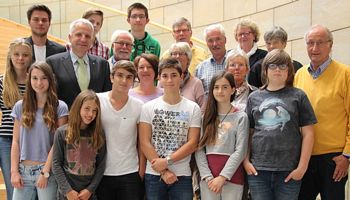 Zehn Jugendliche des Wermelskirchener Jugendparlaments und neun Mitglieder des Seniorenbeirats der Stadt Wermelskirchen statteten Rainer Deppe einen Besuch im Landtag ab.