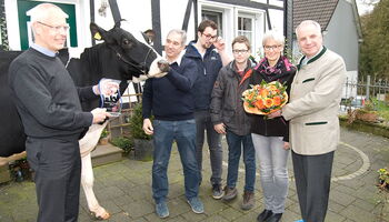Die Trophäe wurde jetzt in Kürten von Landrat Dr. Hermann-Josef Tebroke und dem Vorsitzenden der Züchterzentrale Rainer Deppe MdL an Hans Georg Theunissen in Anwesenheit der Familie und der Vorsitzenden aller Tiersparten überreicht.