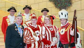 Rainer Deppe begrüßt das Dawerkuser Dreigestirn beim Närrischen Landtag 2017