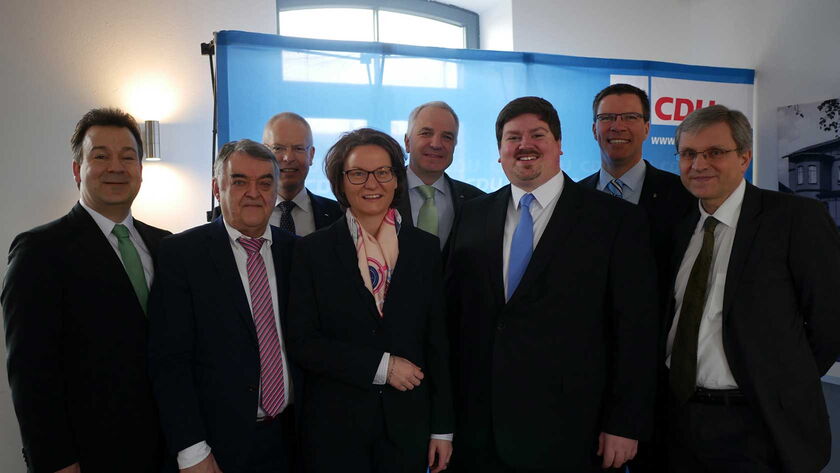 v.l.n.r.: Christopher Schiefer, NRW-Innenminister Herbert Reul, Dr. Hermann-Josef Tebroke MdB, NRW-Ministerin für Heimat, Kommunales, Bauen und Gleichstellung Ina Scharrenbach, Rainer Deppe MdL, Maurice Winter, Landrat Stephan Santelmann, Helmut Wagner