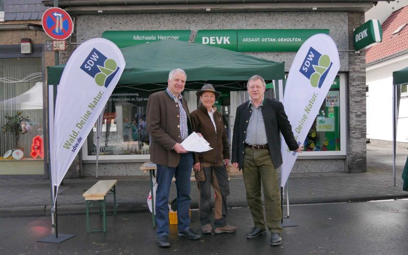 v.l.n.r.: Rainer Deppe, Danny Pollerhoff, Andreas Heider vor dem SDW-Stand am Overather Frühling