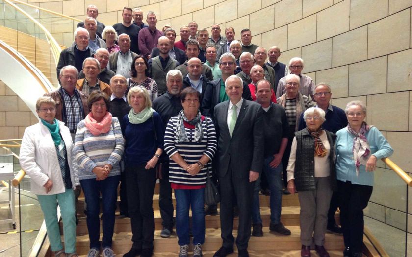 43 Mitglieder der Forstbetriebsgemeinschaft Overath mit ihrem Vorsitzenden Stefan Becher zu Gast im Landtag.