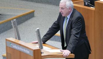 Rainer Deppe während einer Rede vor dem Plenum