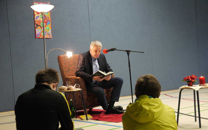 Rainer Deppe beim Vorlesetag in der Schule „Die Gute Hand“ Kürten