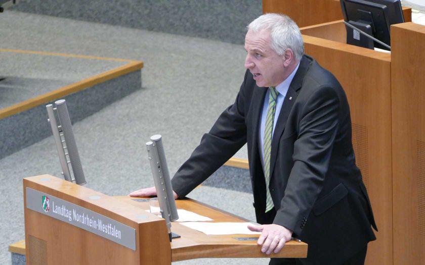 Rainer Deppe während einer Rede vor dem Plenum