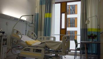 Krankenhausbett - Bild von cor gaasbeek / Pixabay