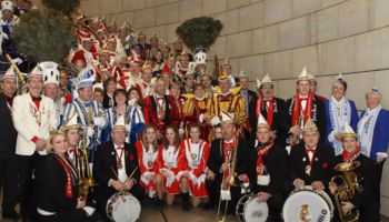 Gruppenfoto: Die insgesamt gut 150 Karnevalisten zeigten eindrucksvoll, warum der Karneval im Rheinisch-Bergischen so populär und tief verwurzelt ist.