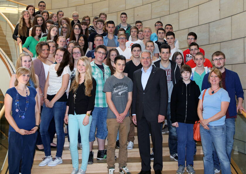 Gruppenfoto: Rainer Deppe und 142 Schüler der Gesamtschule aus Kürten