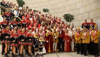 Gruppenfoto: Die insgesamt gut 150 Karnevalisten zeigten wieder einmal eindrucksvoll, warum der Karneval im Rheinisch-Bergischen Kreis so populär und tief verwurzelt ist.