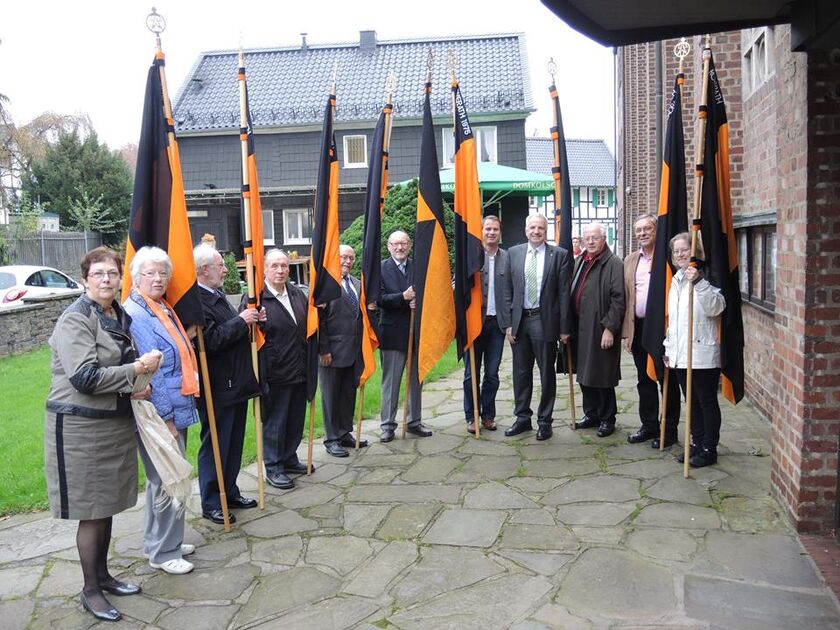 Vertreter der Kolpingfamilie St. Walburga aus Overath mit Rainer Deppe vor der Festmesse zum 40. Geburtstag