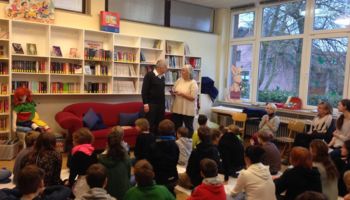 Rainer Deppe beim bundesweiten Vorlesetag in der Schule "Die gute Hand"