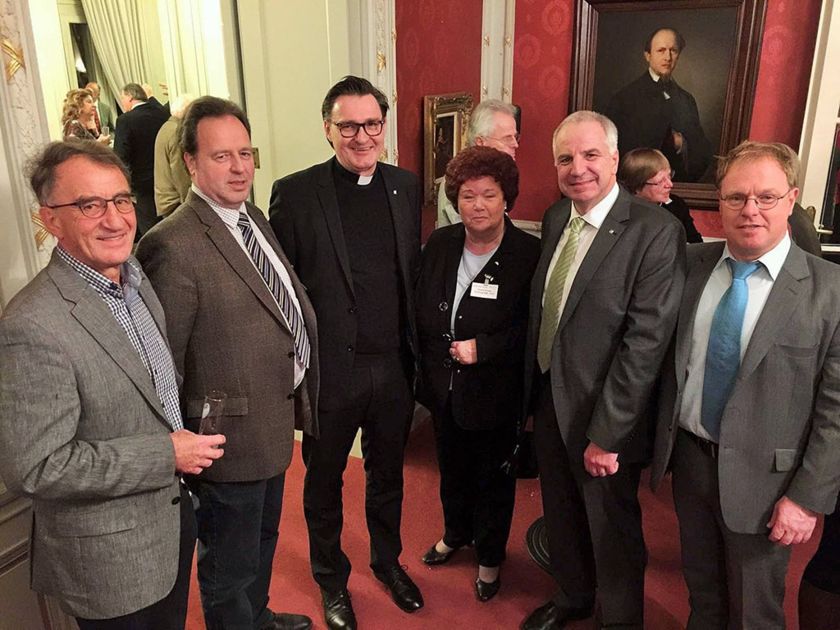Rainer Deppe im Gespräche mit dem Kreisdechanten Norbert Hörter sowie den CDU-Kreistagsabgeordneten Wilmund Opladen, Peter Lautz, Gisela Knapp und Johannes Dünner.