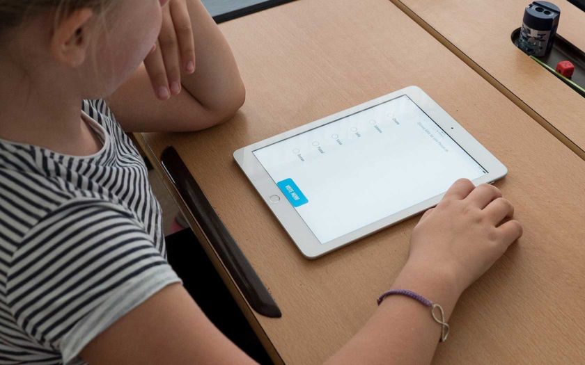 Kind mit iPad an der Schulbank - Bild von Steve Riot / Pixabay