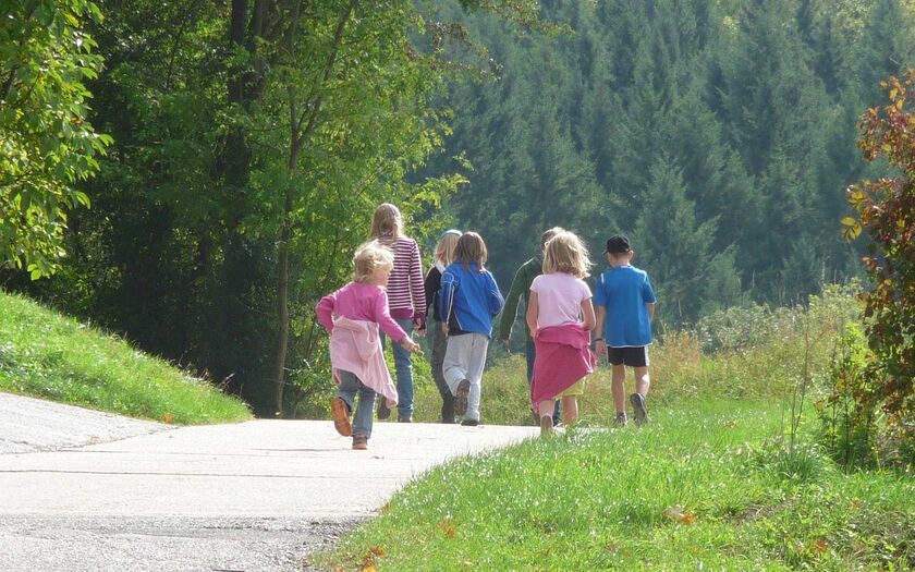 Kinder - Bild von Esther Merbt / Pixabay