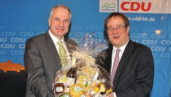 Rainer Deppe (links) und Armin Laschet (rechts) während des Politischen Aschermittwochs 2016 in Bergisch Gladbach