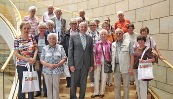 20 Frauen und Männer des Altenberger Seniorenkreises der Katholischen Pfarrgemeinde St. Mariä Himmelfahrt am Altenberger Dom unter Leitung von Maria Schleenstein besuchten Rainer Deppe im Landtag.
