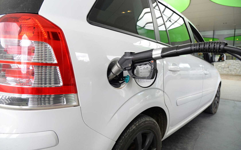 Erdgasfahrzeug während des Tankens von fotoART by Thommy Weiss / pixelio.de