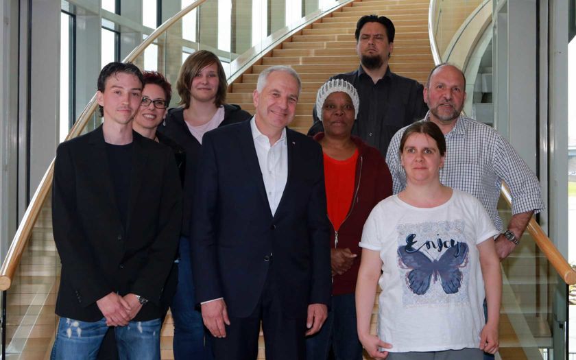 Mitarbeitende des Vereins für Europäische Sozialarbeit, Bildung und Erziehung aus Bergisch Gladbach konnte Rainer Deppe im Landtag begrüßen.