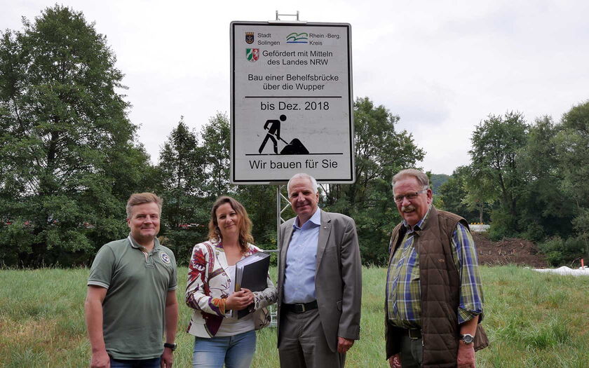 Arne Moritz, Nina Lajios und Rainer Deppe auf der Baustelle der Behelfsbrücke über die Wupper