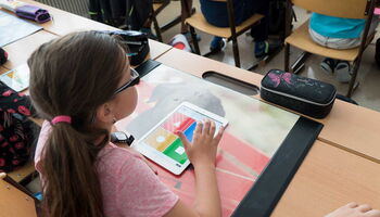 Kind mit iPad an der Schulbank - Bild von Steve Riot / Pixabay