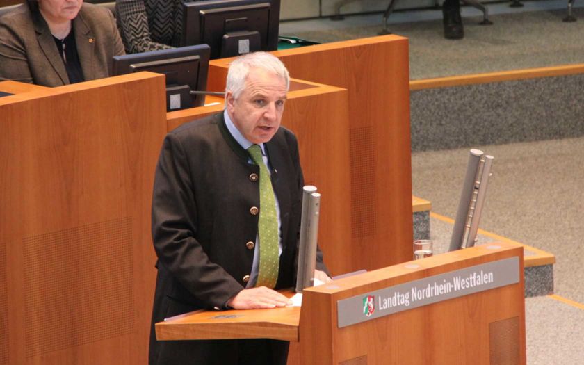 Rainer Deppe während einer Rede vor dem Plenum