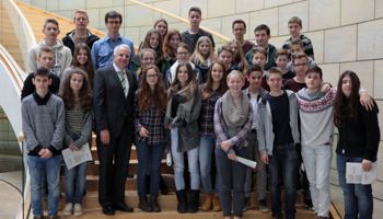 29 Schülerinnen und Schüler besuchten in Begleitung ihres Lehrers Michael Böhm Rainer Deppe im Landtag NRW