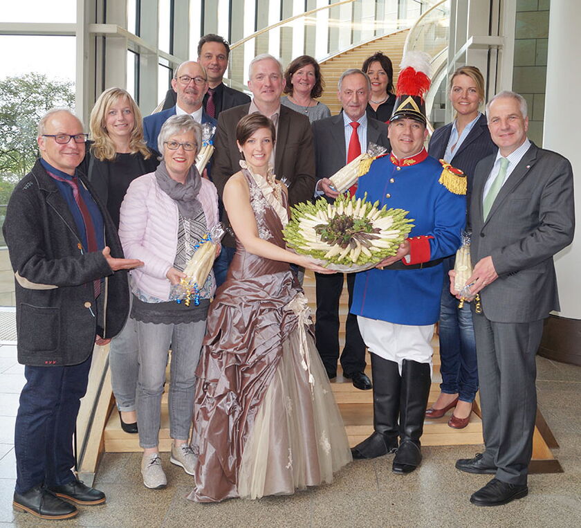 Zum Start in die Spargelsaison stattete die Walbecker Spargelprinzessin Christiane Cürvers den umweltpolitisch aktiven NRW-Landtagsabgeordneten auf Einladung von Margret Voßeler einen Besuch im Landtag ab.