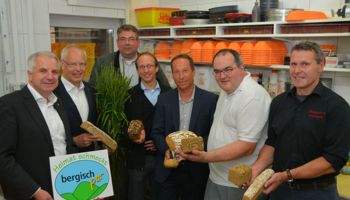 Rainer Deppe bei der Verleihung des bergischen Regional-Labels an Mario Fritzen, erster bergisch-pur-Bäcker im Rheinisch-Bergischen Kreis