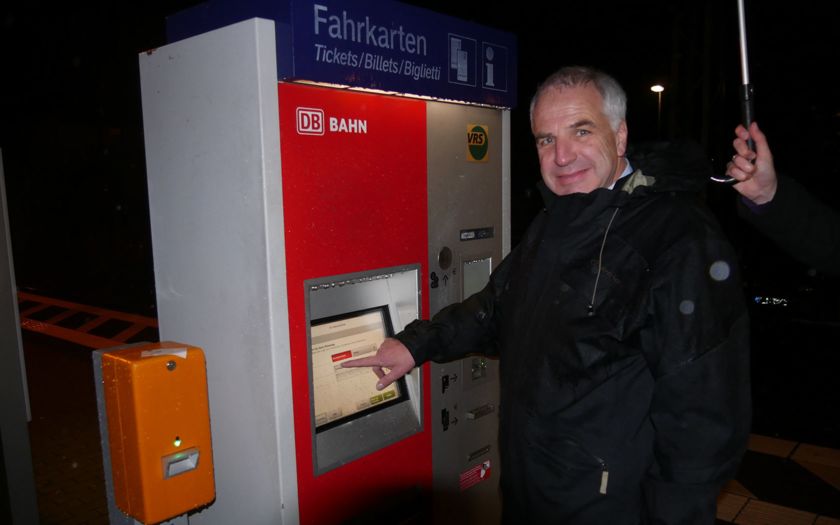 Rainer Deppe benutzt einen Fahrkartenautomaten