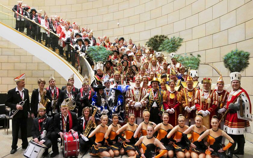 Gruppenfoto: 222 Karnevalisten zeigten wieder einmal eindrucksvoll, warum der Karneval im Rheinisch-Bergischen Kreis so populär und tief verwurzelt ist.