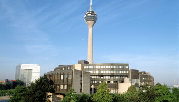 Landtag Nordrhein-Westfalen inklusive Rheinturm
