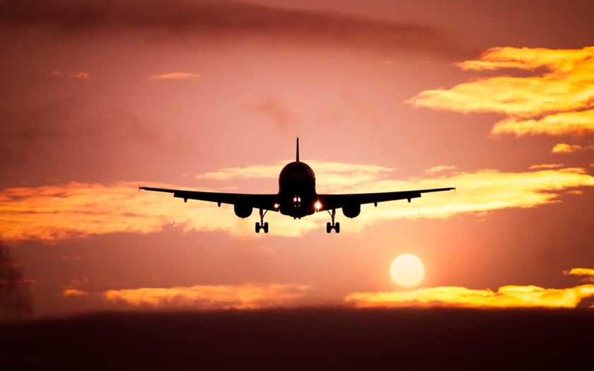 Flugzeug im Sonnenuntergang von magann / pixelio.de