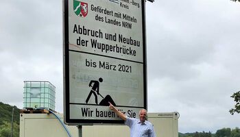 Rainer Deppe am Baustellenschild der Wupperbrücke in Leichlingen