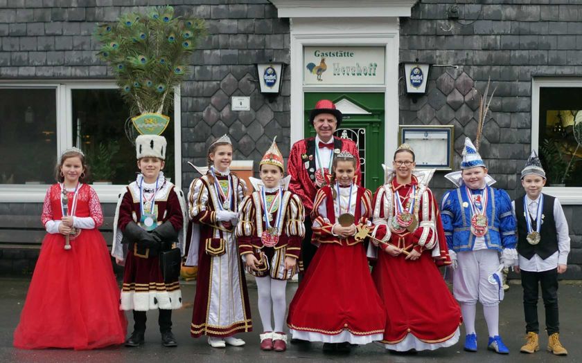 Kinderdreigestirne beim traditionellen Hähnchenessen
