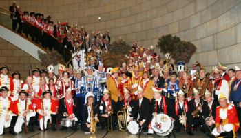 Gruppenfoto: Die insgesamt gut 150 Karnevalisten zeigten wieder einmal eindrucksvoll, warum der Karneval im Rheinisch-Bergischen Kreis so populär und tief verwurzelt ist.