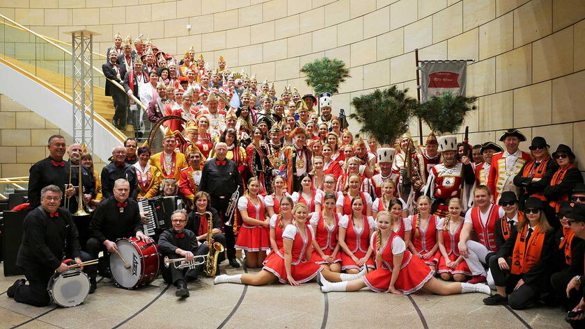 Gruppenfoto: 158 Jecke sorgten beim traditionellen rheinisch-bergischen Tollitätentreffen mit Rainer Deppe im Landtag wieder für beste Stimmung!