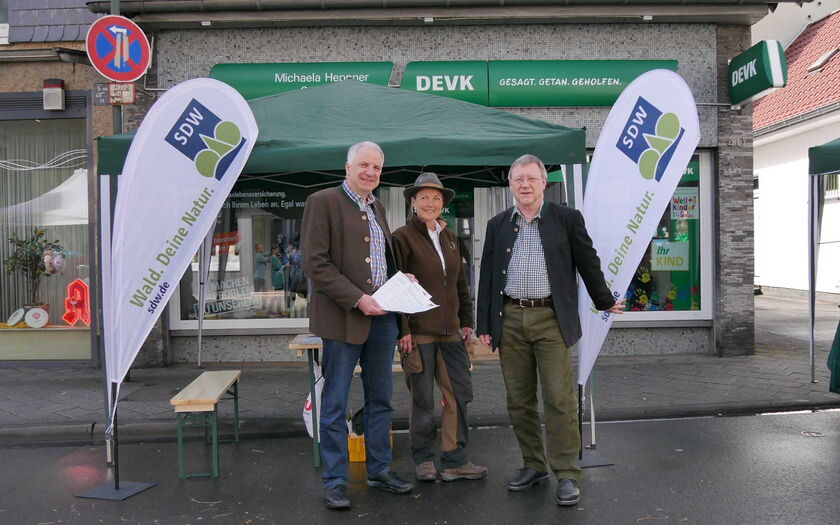 v.l.n.r.: Rainer Deppe, Danny Pollerhoff, Andreas Heider vor dem SDW-Stand am Overather Frühling