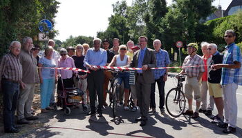 Zum Abschluss der Bauarbeiten trafen sich heute in Schildgen Anwohner, Radwegnutzer, lokale Politiker mit Landrat Stephan Santelmann und dem Landtagsabgeordneten Rainer Deppe zu einem symbolischen Banddurchschnitt.