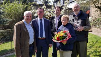 v.l.n.r.: Rainer Deppe MdL, Landrat Stephan Santelmann, Peter Lautz von der Kreisbauernschaft Rhein-Berg, Christel Hamacher, Preisträger Adolf Hamacher