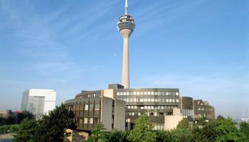 Landtag Nordrhein-Westfalen inklusive Rheinturm