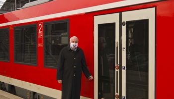 Rainer Deppe vor der RB 25