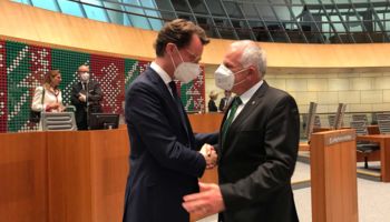 Rainer Deppe gratuliert Hendrik Wüst zur Wahl des Ministerpräsidenten NRW