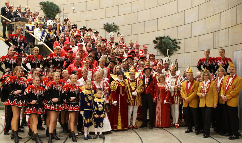 Gruppenfoto: Die insgesamt gut 150 Karnevalisten zeigten wieder einmal eindrucksvoll, warum der Karneval im Rheinisch-Bergischen Kreis so populär und tief verwurzelt ist.