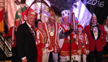 Rainer Deppe und das Sülztaldreigestirn mit Prinz Raymond, Bauer Manni, Jungfrau Jacqueline im Festzelt in Steinenbrück