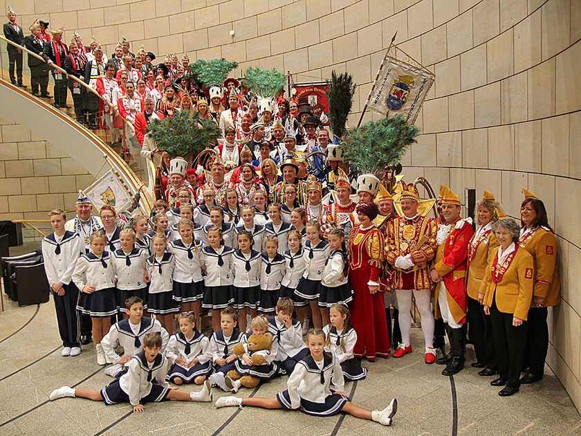 Gruppenfoto: 193 Karnevalisten zeigten wieder einmal eindrucksvoll, warum der Karneval im Rheinisch-Bergischen Kreis so populär und tief verwurzelt ist.