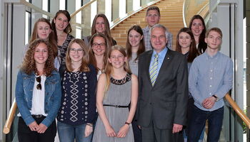 Die zwölf besten Abiturienten aus dem Landtagswahlkreis zwischen Leichlingen und Overath zu Besuch bei Rainer Deppe im Landtag.
