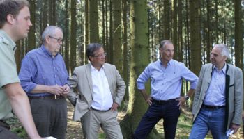u. a. Ferdinand Funke, Armin Laschet und Rainer Deppe bei der Führung durch die Wälder oberhalb von Serkenrode