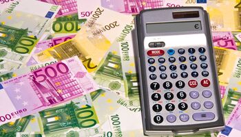 Eurobanknoten mit Taschenrechner von Thorben Wengert / pixelio.de